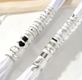 Set de 27 anillos plateados con diferentes diseños: lisos, con forma de serpiente, con corazones, con piedras negras, con forma de mariposa y con eslabones.