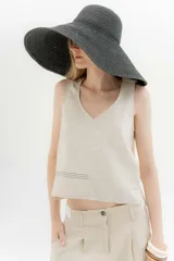 Musculosa blanca de lino con escote en V y corte crop.