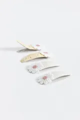 Pack de cuatro broches para el pelo tipo clip, decorados con apliques de flores bordadas en tonos blanco y amarillo.