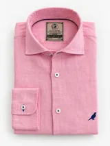 Camisa Club House de lino color blanco, corte slim fit con cuello Hudson, manga larga y detalle de bordado de pájaro azul en el pecho.