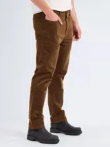 Pantalón de pana de corte recto, con bolsillos traseros y cierre de botón y cremallera.
