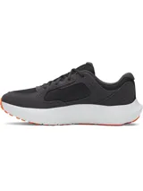 Championes de running Under Armour Charged Versurge, color negro con detalles en naranja. Presentan una parte superior de malla con revestimientos de gamuza sintética, mediasuela Charged Cushioning para mayor amortiguación y suela de goma resistente.