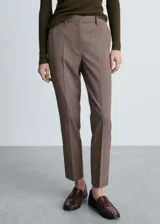 Pantalon de vestir con diseño de cuadros pequeños, tiro medio y corte recto. Cuenta con bolsillos laterales de ribete y cierre frontal oculto con cremallera y gancho.