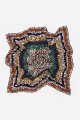 Pañuelo cuadrado de poliéster con estampado floral multicolor dispuesto en marcos concéntricos y el logo de la marca en el centro.