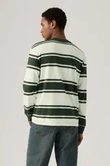 Remera de manga larga a rayas horizontales en verde oscuro y blanco crema, con cuello redondo.