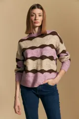 Sweater de tejido tramado con diseño de bloques ondulados en tonos tierra. Presenta cuello redondo, mangas largas y un calce relajado.