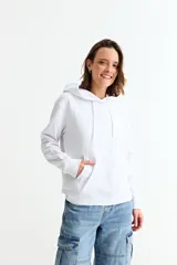 Canguro de algodón con capucha y cordones ajustables, diseño liso con bolsillo frontal tipo canguro y puños acanalados.