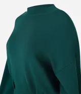 Blusa de mangas largas color verde esmeralda, confeccionada en tejido de punto con viscosa sostenible, cuello redondo y rib en puños y bajo.