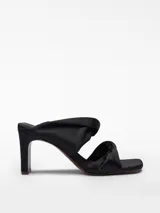 Sandalia de tacón color negro para mujer, con tiras torsionadas en la pala, puntera cuadrada, plantilla Memory Foam y suela antideslizante.