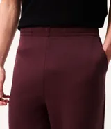 Pantalón masculino confeccionado en tejido de punto pesado con acabado liso, de corte recto y cintura elástica. Cuenta con bolsillos laterales funcionales.