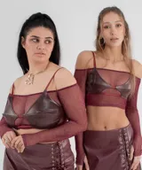 Top tipo bra de cuerina color bordó, con diseño estructurado, breteles finos regulables y ajuste en el bajobusto.