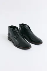Botas de cuero color marrón con cordones, diseño de puntera reforzada y suela de goma con detalle de costura.