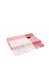 Bufanda de tejido suave con diseño de cuadros grandes en tonos rosados y beige, con flecos en los extremos.