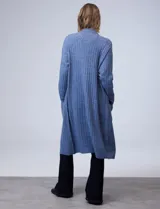 Cardigan largo tejido de punto color celeste, marca Elle, con bolsillos delanteros.