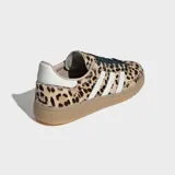 Championes Adidas modelo Handball Spezial, con estampado animal print de leopardo, franjas laterales blancas y suela de goma translúcida.