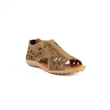 Sandalias de cuero marrón claro, estilo cerradas con diseño de perforaciones circulares en el empeine, suela plana y taco bajo.