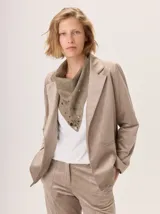 Blazer negro de simil terciopelo con cuello y puños en color marrón. Tiene bolsillos delanteros y forro estampado.