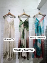 Vestido largo sin mangas con escote en V pronunciado, de corte amplio y fluido, con estampado abstracto en tonos rosados, marrones y blancos, y un cordón trenzado ajustable en la cintura.