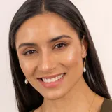 Aros colgantes de plata 925 bañada en oro de 18k con perlas barrocas.