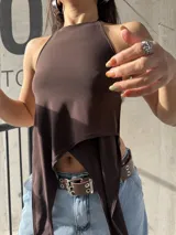 Top halter marrón de diseño asimétrico con tiras largas colgantes en el frente.