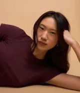 Blusa básica de manga corta, cuello redondo y textura sutil, confeccionada en viscosa con elastano. El bajo de la prenda es ondulado.