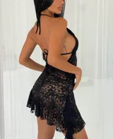 Vestido corto negro de encaje con escote halter y espalda descubierta.