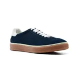 Zapatillas bajas de cuero color marrón con suela marrón y detalles en blanco.