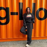 Sweater de punto grueso color negro con diseño geométrico multicolor en el pecho y cuello. Tejido a mano.