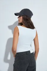 Body negro de escote cuadrado y silueta ajustada al cuerpo, sin mangas. Confeccionado en tejido de poliamida con elastano, de textura suave y elástica.