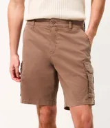 Bermuda de sarga negra de corte recto y holgado para hombre, con bolsillos cargo laterales con solapa, cintura con pasadores y cierre frontal con botón y cremallera.