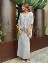 Saco tejido en hilo de lino color gris jaspeado, con cuello en V y cierre frontal con lazos.