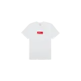 Remera blanca de manga corta Supreme con el clásico diseño de box logo rojo con texto en árabe en el pecho.