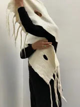 Chalina artesanal de lana merino uruguaya, color crudo, con calados y flecos.