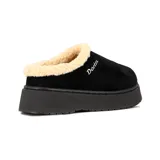 Pantuflas negras de gamuza con interior de corderito beige, diseño tipo zueco con plataforma negra y logo de la marca bordado en el lateral.