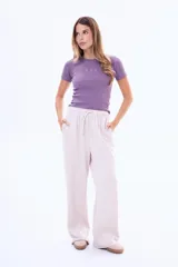 Pantalon de felpa color negro, de corte recto y holgado, con cintura elástica y cordón ajustable.