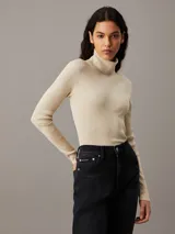 Sweater ajustado de punto de canalé color crema, con cuello alto y logo bordado en el ruedo.