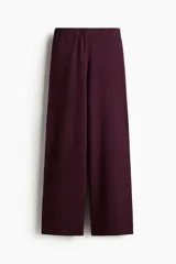 Pantalón de punto bordó con piernas amplias, tiro alto y elástico revestido en la cintura.