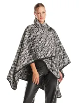 Ruana de Jones New York con estampado animal print en tonos blanco y negro. Presenta un diseño envolvente con cuello alto y cierre frontal mediante un botón tipo trenca.