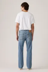 Pantalón de jean corte regular, con diseño clásico de cinco bolsillos, cierre de botón y cremallera, en tono azul medio con acabado desgastado.