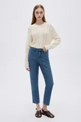 Pantalón jean de calce alto y corte slim fit, color azul medio.