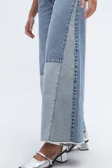 Jean wide leg de diseño bicolor y corte holgado de pierna ancha con tiro alto, confeccionado en denim de algodón con contraste de tonos.