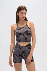 Top deportivo de breteles finos, al cuerpo y con cuello redondo, con diseño tie-dye en tonos marrón y negro.