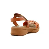 Sandalia color beige con plataforma, tira ancha con pulsera y ajuste con velcro.