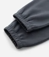 Pantalón jogger de algodón con felpa, color negro, con cintura elástica, cordón ajustable, bolsillos laterales y puños elásticos en los tobillos.