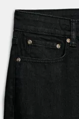 Jeans de tiro medio con corte tapered, confeccionados en denim. Presentan diseño de cinco bolsillos, cintura con trabillas y cierre frontal con cremallera y botón.
