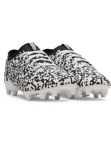 Championes de fútbol Under Armour Magnetico Select 5 FG con capellada de piel sintética en color blanco y negro con patrón geométrico pixelado, suela de TPU con tacos cónicos y cordones blancos.