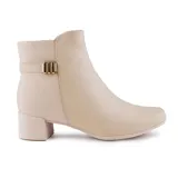 Bota corta color beige de cuero, con taco bajo cuadrado y detalle de hebilla dorada.