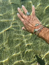 Brazalete rígido abierto de plata 925 con terminales en forma de caracolas.