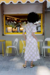 Vestido midi con estampado de flores y cuadros, corte camisero, con cuello clásico, cierre frontal con botones y bolsillos laterales.