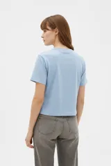 Remera cropped de algodón con cuello redondo, diseño holgado y estampado frontal de una copa con cerezas.